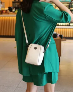 Petit sac bandouliere femme en cuir veritable, details du sac telephone en cuir cire.