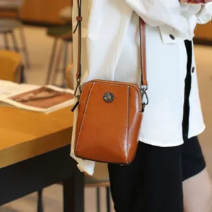 Sac bandoulière rétro en cuir ciré pour femme, petit sac de téléphone épaule vintage métal.