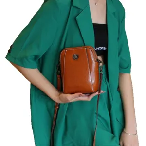 Sac bandoulière en cuir ciré pour femme, petit sac à main marron vintage et porte-monnaie.