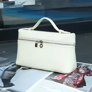 Λευκη δερματινη τσαντα χειρος mini, τσαντα ωμου με φερμουαρ και κομψo λουκετο.
