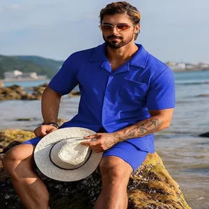 Ensemble deux pièces décontracté pour homme, chemise manches courtes et short de plage.