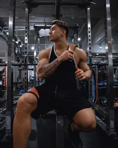 Schwarzes Herren Fitness Racerback Tanktop für Gym Training Sommer Freizeitbekleidung