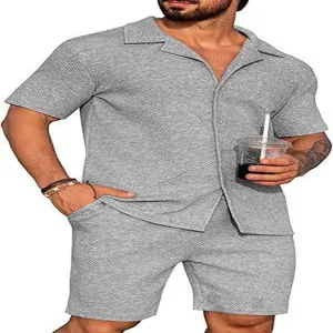 Détail de l'ensemble chemise et short à manches courtes gris texturé avec finitions soignées.