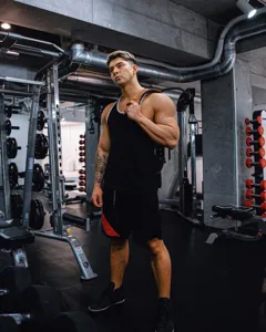 Detailansicht des sportlichen Herren-Trägershirts im Fitnessstudio, atmungsaktiv.