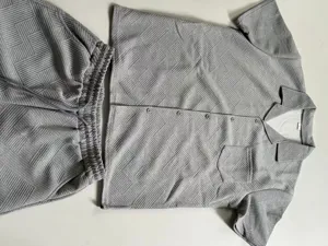 Ensemble d'été décontracté pour homme en gris avec chemise manches courtes et short.