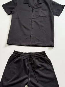 Ensemble chemise manches courtes et short decontracte ete homme avec texture geometrique.