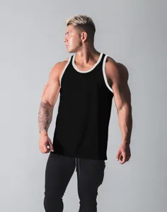 Herren Sport Tanktop Detailansicht, bequemes atmungsaktives Material für Fitnesstraining.