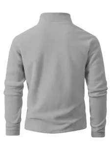 Detail van heren effen fleece opstaande kraag halve rits lange mouw sweatshirt.