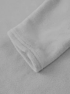 Heren fleece sweater stof detail, casual effen kleur grijze lange mouw kleding close-up.