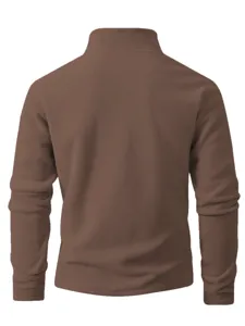 Achterkant detailweergave van bruine heren fleece sweater met opstaande kraag, zachte stof.