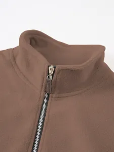 Detail kraag heren fleece trui bruin, zachte gestructureerde stof met metalen ritssluiting.