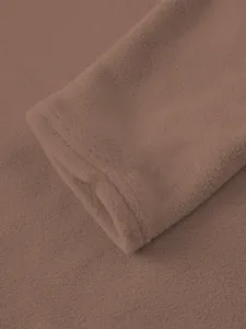 Heren fleece sweatshirt stof detail close-up, zacht bruin lange mouw winterkleding.