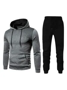 Ensemble de survêtement stylé pour homme avec sweat à capuche dégradé et pantalon noir.
