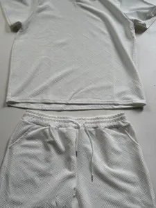 Detailansicht des sommerlichen Kurzarm-Oberteils mit Textur und passenden kurzen Hosen.