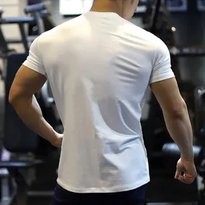 Gedetailleerd overzicht van een wit slank sport t-shirt voor heren gedragen in de gym.