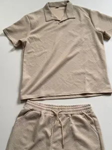 Details des herren freizeit-polohemdes und der shorts mit strukturiertem stoff.