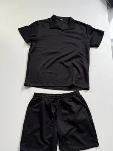 Herren Sommer Kurzarm Polohemd und Shorts zweiteiliges Set in schwarzem Strukturstoff.