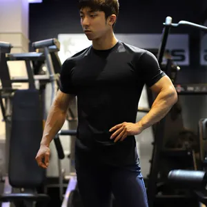 Zwart sport t-shirt met korte mouwen voor heren, comfortabele slim fit stretch fitness top.