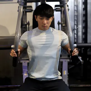 Gedetailleerd overzicht van het sportieve heren fitness t-shirt gedragen tijdens krachttraining.