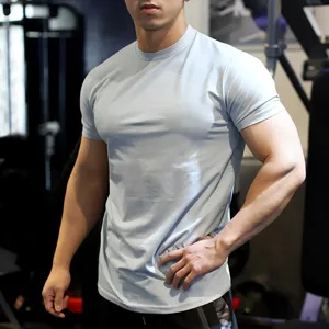 Heren sport korte mouw t-shirt, lichtblauwe fitness training slim fit top detail.