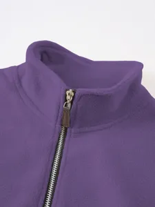Gedetailleerd overzicht van de kraag van een paarse heren fleecehoodie met halve rits.