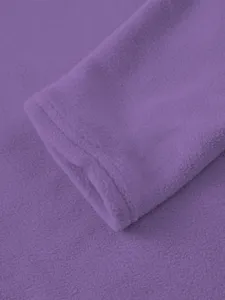 Gedetailleerde close-up van de paarse fleece sweatshirtmouw, zacht en warm materiaal.