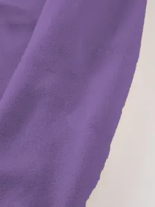 Gedetailleerde close-up van de zachte paarse fleecestof textuur, premium materiaal.