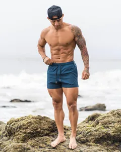 Detailaufnahme von blauen Herren Sportshorts am Strand mit einem bequemen Kordelzug.