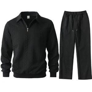 Vue détaillée du sweat-shirt polo en tricot texturé noir et du pantalon décontracté.