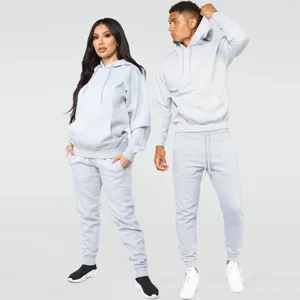 Detailaufnahme des gemütlichen grauen Hoodie und Jogginghosen Sets im Fotostudio.