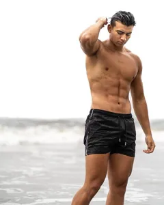 Herren Sommer Freizeit Sport Outdoor Fitness atmungsaktive schwarze Shorts mit weißem Streifen.