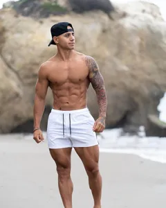 Detailaufnahme von weißen Herren Fitnessshorts draußen, atmungsaktives Material, Kordelzug.