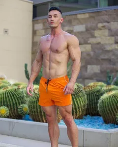 Detailansicht der Herren Sommer Sportshorts in leuchtendem Orange mit Kordelzug.