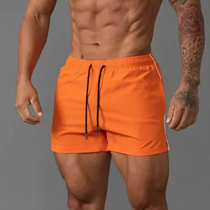 Herren Sportshorts in leuchtendem Orange mit Kordelzug und weißen Seitenstreifen.