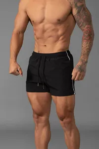 Schwarze Herren Sport Fitness Laufshorts, atmungsaktive Sommer Sportshorts mit Kordelzug.