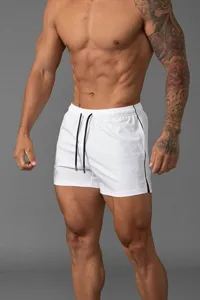 Detailansicht der weißen Herren Sportshorts mit atmungsaktivem Stoff und schwarzen Kordeln.
