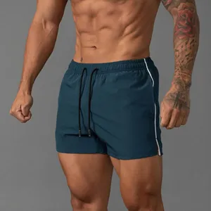 Detailansicht Herren Sportshorts mit kontrastierenden Seitenstreifen und Kordelzug.