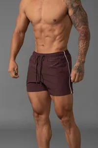 Atmungsaktive Herren Sport- und Fitnessshorts mit Kordelzug und seitlichem Streifendesign.