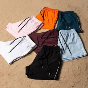Detailansicht von bunten Freizeitsportshorts mit Kordelzug, mehrfarbige Sommer Fitnessbekleidung.