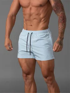 Herren hellblaue sportliche Laufshorts fuer Fitness Training und Freizeit mit Kordelzug