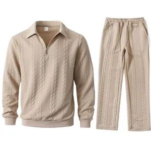Détail du survêtement décontracté pour homme, sweat polo demi-zip texturé et pantalon assorti.