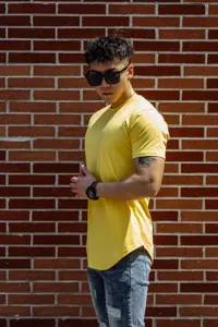 Men's fitness short sleeve t-shirt, casual muscle training gym workout apparel for summer.