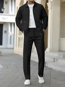 Dettaglio tuta casual da uomo in tessuto waffle con giacca zip e pantaloni coordinati.