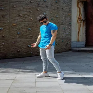 Men's casual solid color short sleeve T-shirt, breathable fitness gym sportswear top for summer.