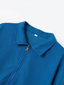 Dettaglio giacca con zip e risvolto in maglia waffle da uomo, capospalla autunnale blu casual.