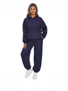 Conjunto de chandal para mujer con sudadera con capucha de felpa azul oscuro y pantalon.