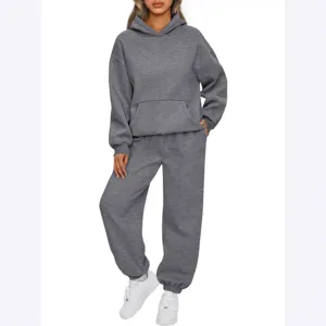 Casual grijze hoodie en comfortabele bijpassende joggingbroek trainingspak set.