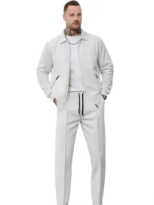 Completo tuta casual da uomo in maglia waffle con giacca con zip e pantaloni coordinati.