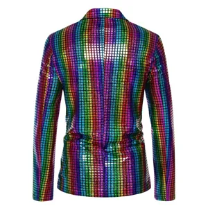 Vue détaillée arrière d'un blazer homme à sequins multicolores brillants et tendance.