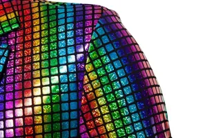 Gros plan sur le blazer à sequins colorés pour hommes, détail de costume de fête.